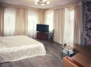 Гостевой дом На Пристанской Киров Люкс с гидромассажной ванной-1